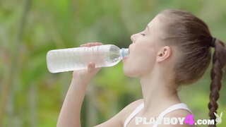 Sexy babe montre bèl kò