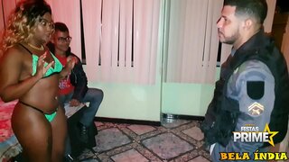 Rogonja me gledaš daje policajca ispred njega