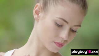 Izdilis brunete slampa pārkrāsošanas laikā lodziņā apmācības