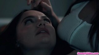 Busty babe oturur üzə партнерше-лесбиянке