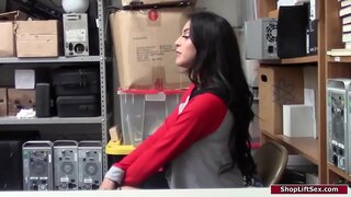 Латиноамериканка ворует кибетендә, һәм офицеры обыскивает аны.Ул мәҗбүр итә аны раздеться һәм доминирует, аның өстендә өчен схватить аның өчен сиськи.Ул башкара, аңа минет, ә аннары ул трахает аны