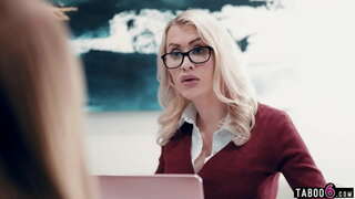 נוער stepdaughters היה לי קצת בעיות בעבודה עם אותה MILF בוס