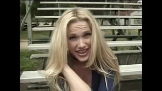 سینگ سنہرے بالوں والی لمبے بالوں کے ساتھ محبت کرتا ہے سوار کرنے کے لئے ایک مشکل ڈک کے کمرے میں