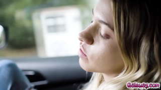 Khloe huitoa kutoka Gias passionate kugusa kama yeye hawakupata juu katika joto ya sasa