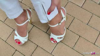 Секси тинејџерски во високи потпетици му се пријде на плажа и донесе на footjob за 50 евра