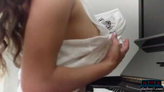 Centerfold pornstar Uma Jolie léiríonn sí amach comhlacht nádúrtha iontach