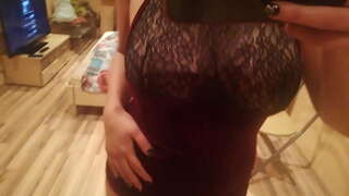 танцює стип-танець перед дзеркалом, показуючи соски